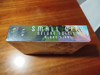 Small City Deluxe Edición Español/Francés Precinta