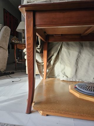 Mesa de madera maciza con cristal y enagua