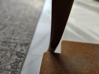 Mesa de madera maciza con cristal y enagua