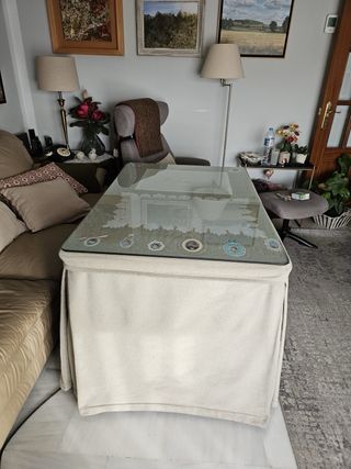 Mesa de madera maciza con cristal y enagua