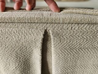 Mesa de madera maciza con cristal y enagua