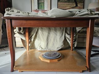 Mesa de madera maciza con cristal y enagua