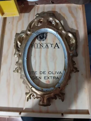 Marco de foto dorado ovalado