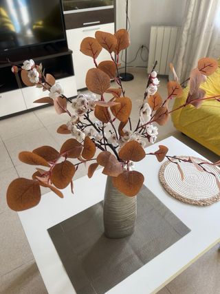 Jarrón metálico decorativo