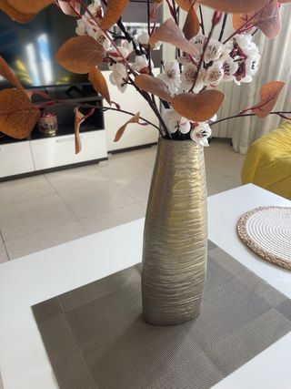 Jarrón metálico decorativo