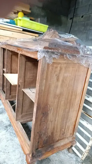 Aparador de castaño macizo a medio restaurar