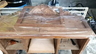 Aparador de castaño macizo a medio restaurar