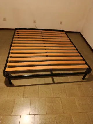 Rete letto in metallo e legno