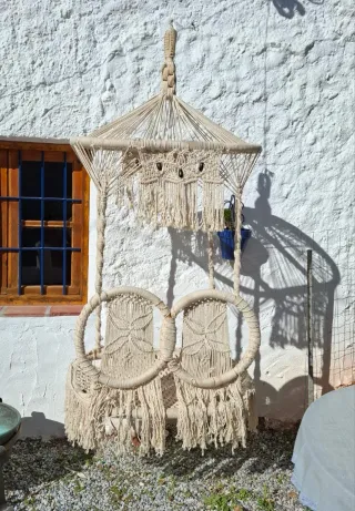 Asiento y mesa de cuerda para exterior.