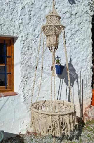 Asiento y mesa de cuerda para exterior.