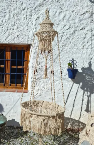 Asiento y mesa de cuerda para exterior.