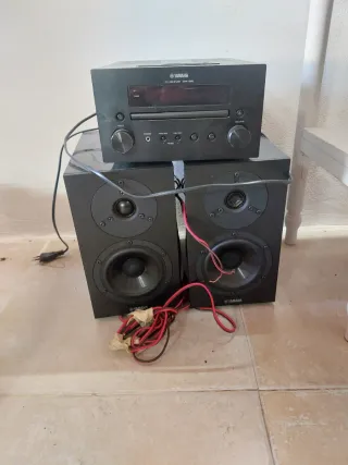 Equipo de música Yamaha con altavoces