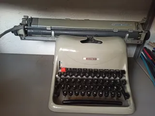 Máquina de escribir Hispano Olivetti Lexicon 80