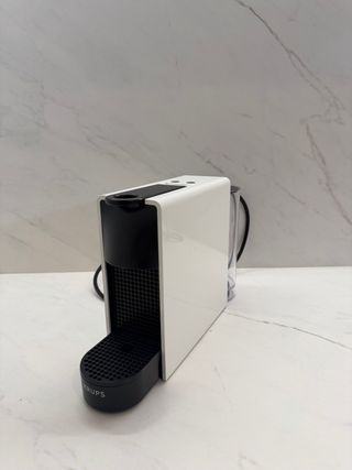 Cafetera Nespresso Krups Blanca. Sin apenas uso.
