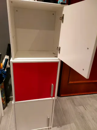 Estantería modular cubos de color blanco y fucsias