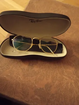 Montura Ray-Ban dorada con funda