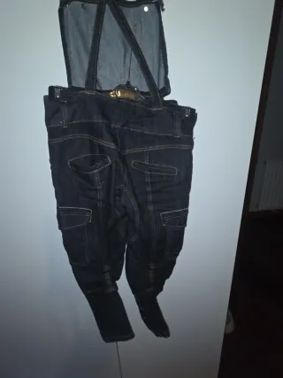 Mono vaquero oscuro con tirantes