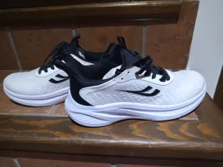 Zapatillas deportivas blancas y negras