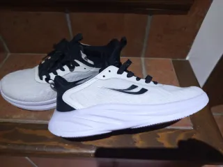 Zapatillas deportivas blancas y negras