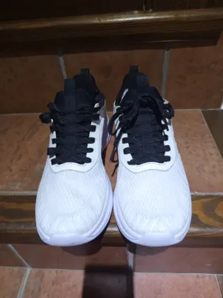 Zapatillas deportivas blancas y negras