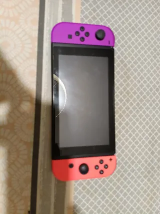Nintendo Switch Morado y Rojo con Funda