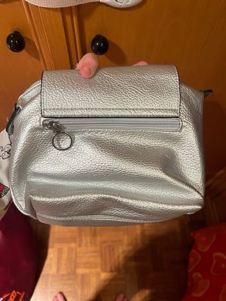 Bolso plateado con correa