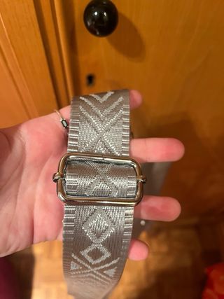 Bolso plateado con correa