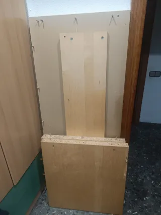 Escritorio de madera marrón