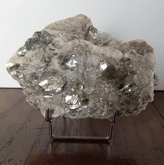 Mica muscovite, quarzo, magnetite e altro