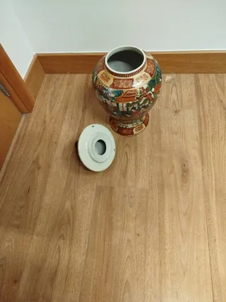 Jarrón de cerámica con tapa