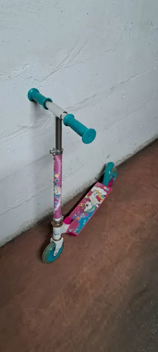 Patinete infantil con unicornios