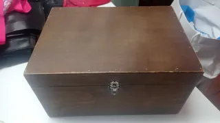 Baúl antiguo de madera y metal