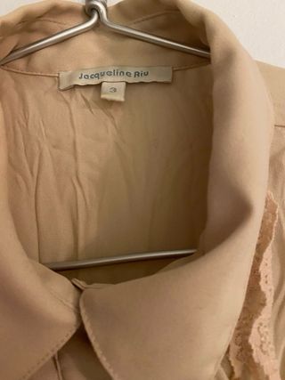 Blusa beige con bordado y volantes