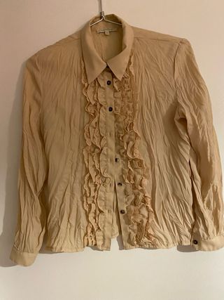 Blusa beige con bordado y volantes