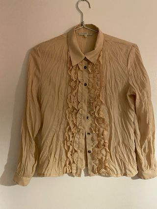 Blusa beige con bordado y volantes