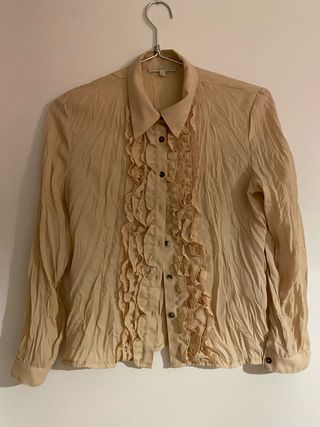 Blusa beige con bordado y volantes