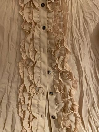 Blusa beige con bordado y volantes