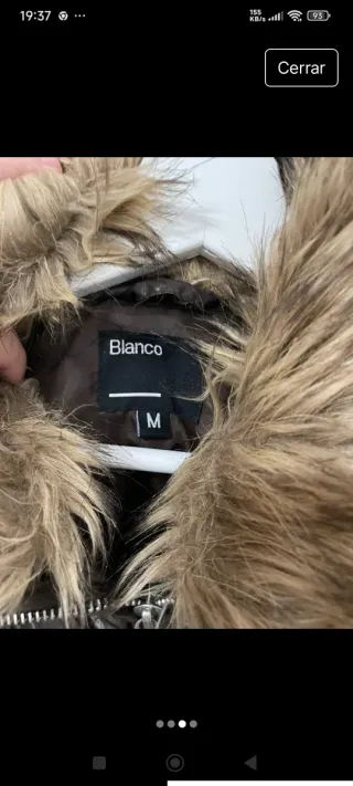 Parka acolchada con cuello de pelo