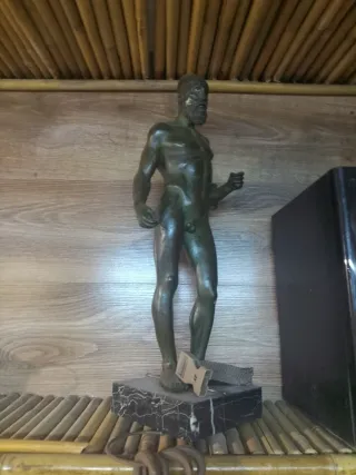 Escultura de bronce hombre