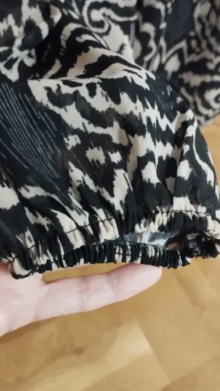 Blusa negra cuello fruncido