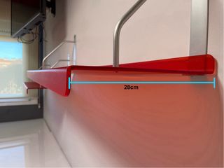 Escritorio blanco y rojo con estanterías