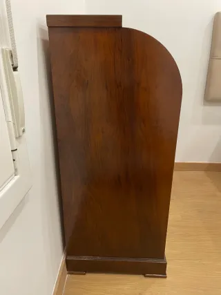 Secreter clásico de madera con tapa abatible