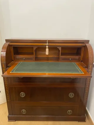 Secreter clásico de madera con tapa abatible