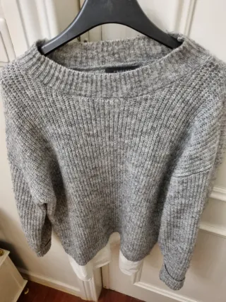 Jersey gris con sobrecamisa blanca