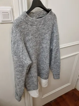 Jersey gris con sobrecamisa blanca