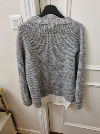 Jersey gris con sobrecamisa blanca