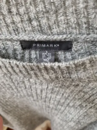 Jersey gris con sobrecamisa blanca