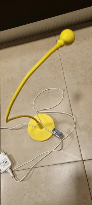 Lámpara de escritorio flexible amarilla