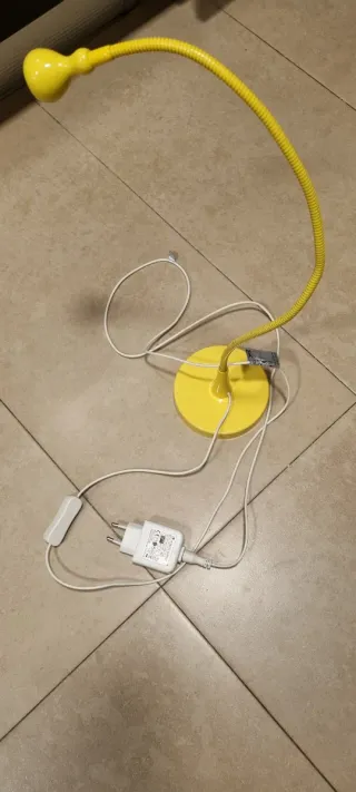 Lámpara de escritorio flexible amarilla