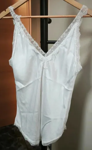 Blusa blanca con escote V